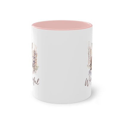 Tasse mit süßem Hasen im Schnee. Rosa-weiße Tasse Geschenk Weihnachten