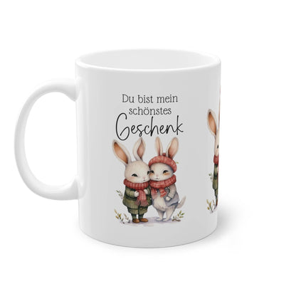 Feier die Liebe in der festlichen Jahreszeit mit unserer einzigartigen Pärchen-Weihnachtstasse, die mit dem zauberhaften Text Du bist mein schönstes Geschenk verziert ist. Diese Tasse ist nicht nur ein romantischer Begleiter für gemütliche Momente zu zweit, sondern auch das ideale Geschenk für deinen Partner / deine Partnerin.