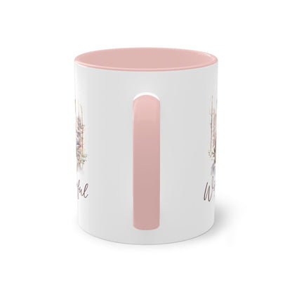 Tasse mit süßem Hasen im Schnee. Rosa-weiße Tasse Geschenk Weihnachten