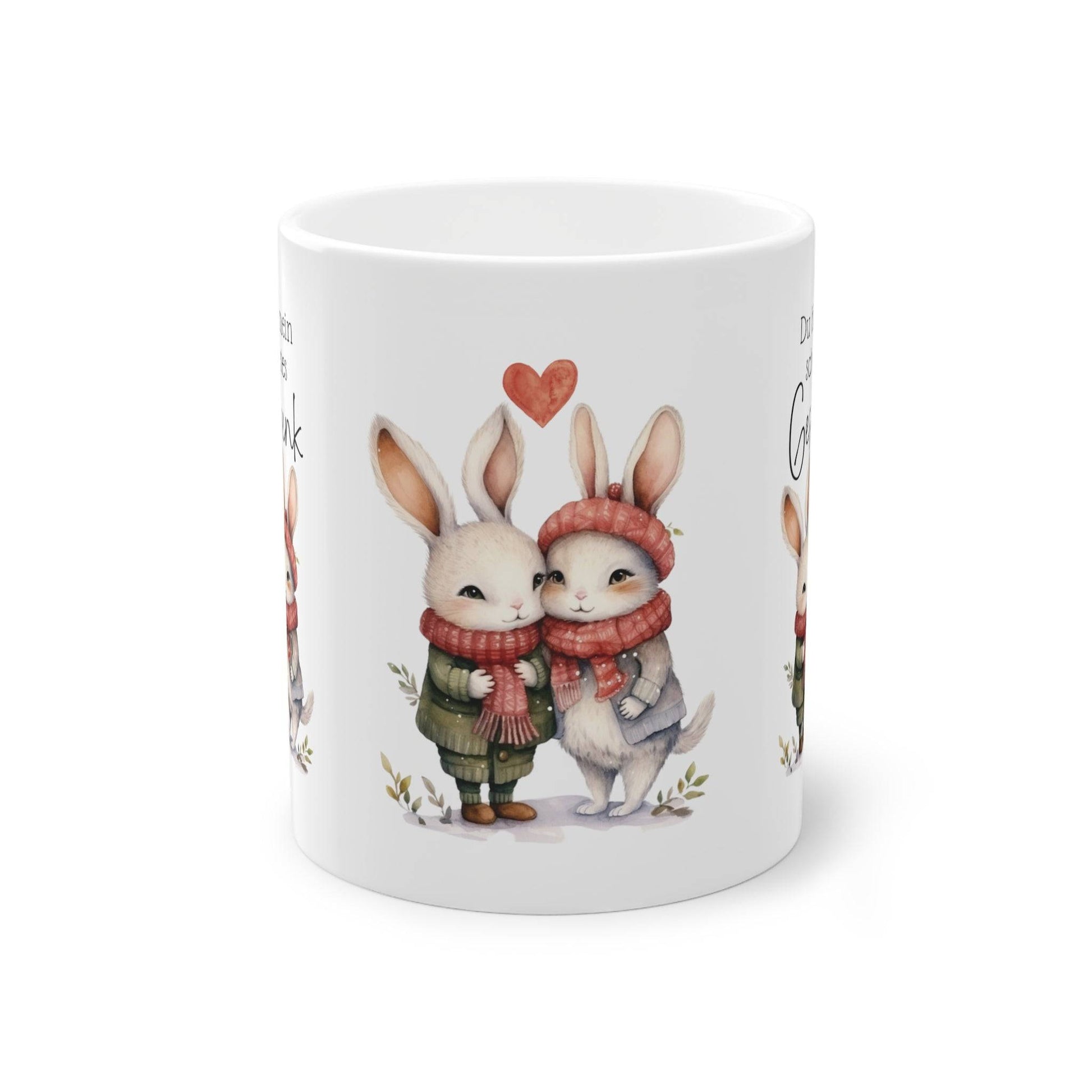 Feier die Liebe in der festlichen Jahreszeit mit unserer einzigartigen Pärchen-Weihnachtstasse, die mit dem zauberhaften Text Du bist mein schönstes Geschenk verziert ist. Diese Tasse ist nicht nur ein romantischer Begleiter für gemütliche Momente zu zweit, sondern auch das ideale Geschenk für deinen Partner / deine Partnerin.