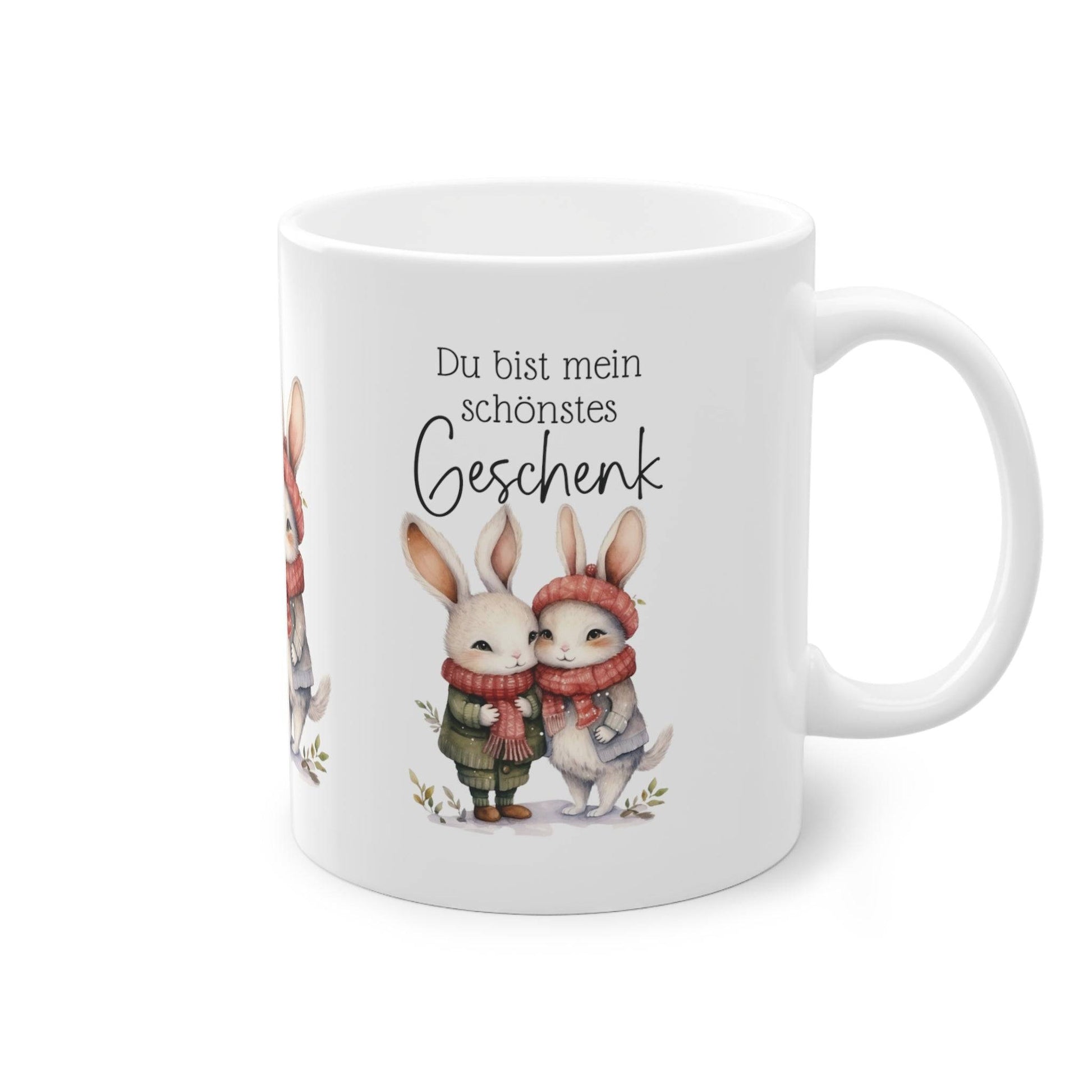 Feier die Liebe in der festlichen Jahreszeit mit unserer einzigartigen Pärchen-Weihnachtstasse, die mit dem zauberhaften Text Du bist mein schönstes Geschenk verziert ist. Diese Tasse ist nicht nur ein romantischer Begleiter für gemütliche Momente zu zweit, sondern auch das ideale Geschenk für deinen Partner / deine Partnerin.